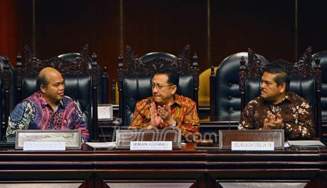 Ketua DPD RI Irman Gusman bersama Ketua Komite II DPD Parlindungan Purba dan Ketua Ikatan Alumni Universitas Sumatera Utara Chazali Situmorang pada Focus Group Discussion bertema 'Membedah UU Tapera' Jakarta, Kamis (25/2). Pengesahan UU Tabungan Perumahan Rakyat (Tapera) masih meninggalkan sejumlah masalah. Foto: Hendra/Jawa Pos/JPNN.com - JPNN.com