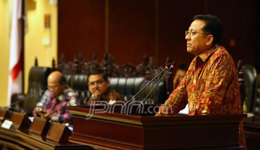 Ketua DPD RI Irman Gusman bersama Ketua Komite II DPD Parlindungan Purba dan Ketua Ikatan Alumni Universitas Sumatera Utara Chazali Situmorang pada Focus Group Discussion bertema 'Membedah UU Tapera' Jakarta, Kamis (25/2). Pengesahan UU Tabungan Perumahan Rakyat (Tapera) masih meninggalkan sejumlah masalah. Foto: Hendra/Jawa Pos/JPNN.com - JPNN.com