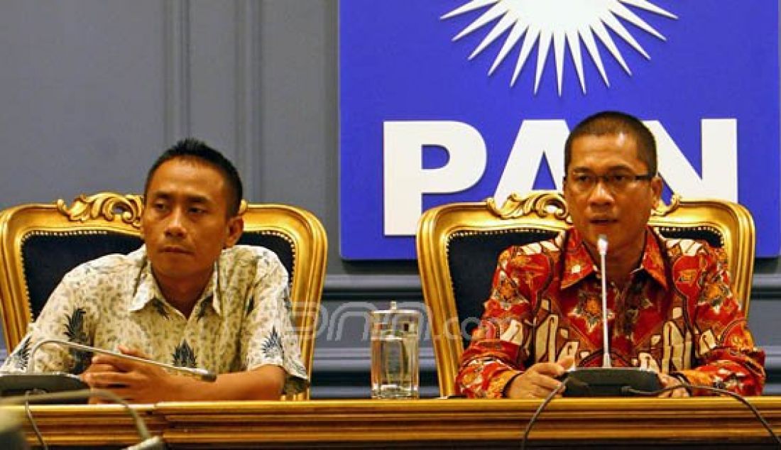 (Kanan) Ketua DPP PAN Yandri Susanto dan Wasekjen Soni Soemarsono saat memberikan keterangan kepada awak media di ruangan Fraksi PAN, Jakarta, Kamis (25/2). PAN mendesak pemerintah dan DPR untuk mencabut Revisi UU No 30 Tahun 2002 tentang KPK dari Program Legislasi Nasional (Prolegnas). Foto: Hendra/Jawa Pos/JPNN.com - JPNN.com