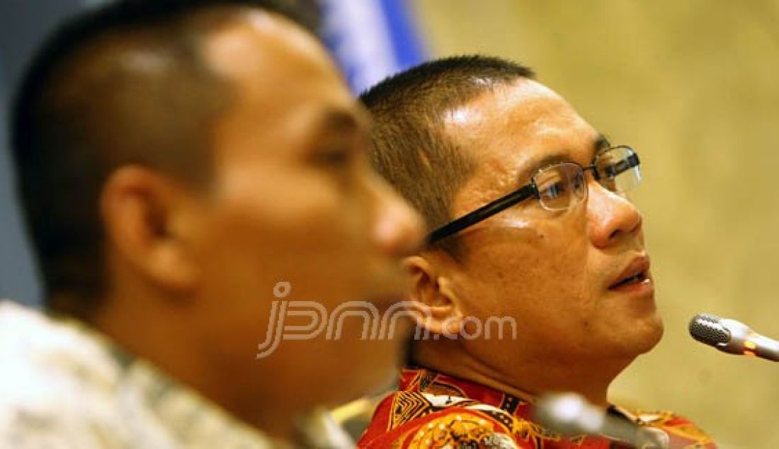 (Kanan) Ketua DPP PAN Yandri Susanto dan Wasekjen Soni Soemarsono saat memberikan keterangan kepada awak media di ruangan Fraksi PAN, Jakarta, Kamis (25/2). PAN mendesak pemerintah dan DPR untuk mencabut Revisi UU No 30 Tahun 2002 tentang KPK dari Program Legislasi Nasional (Prolegnas). Foto: Hendra/Jawa Pos/JPNN.com - JPNN.com