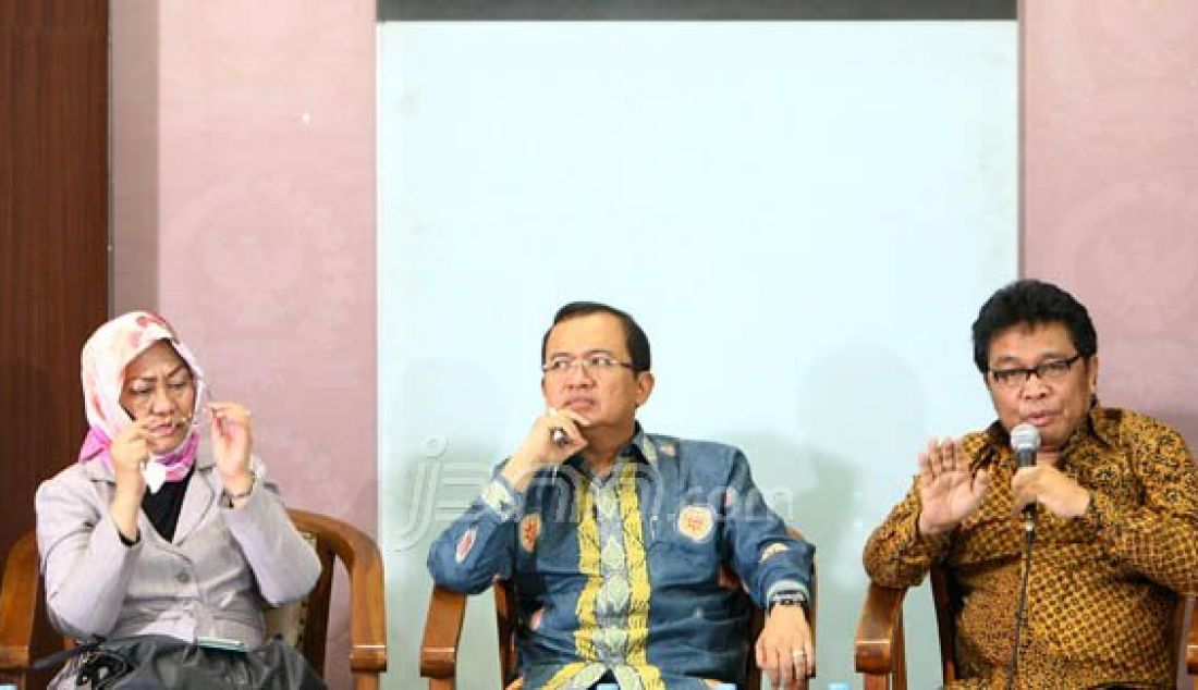 Wakil Ketua Umum DPP Partai Golkar versi Munas Jakarta, Priyo Budi Santoso (tengah) bersama Ketua Dewan Pimpinan Daerah Sulawesi Tenggara Ridwan Bae (kanan), dan pengamat politik Siti Zuhro saat berbicara pada diskusi legislasi menjelang Munaslub Partai Golkar, Jakarta, Kamis (25/2). Foto: Hendra/Jawa Pos/JPNN.com - JPNN.com