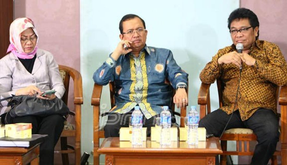 Wakil Ketua Umum DPP Partai Golkar versi Munas Jakarta, Priyo Budi Santoso (tengah) bersama Ketua Dewan Pimpinan Daerah Sulawesi Tenggara Ridwan Bae (kanan), dan pengamat politik Siti Zuhro saat berbicara pada diskusi legislasi menjelang Munaslub Partai Golkar, Jakarta, Kamis (25/2). Foto: Hendra/Jawa Pos/JPNN.com - JPNN.com