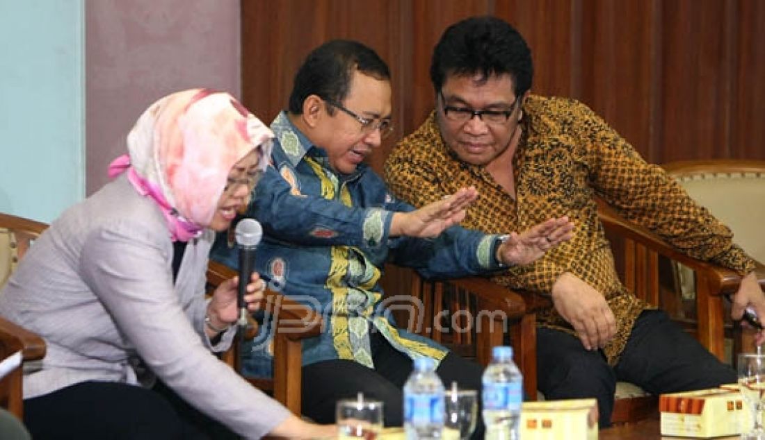 Wakil Ketua Umum DPP Partai Golkar Munas Jakarta, Priyo Budi Santoso bersama Ketua Dewan Pimpinan Daerah Sulawesi Tenggara Ridwan Bae dan pengamat politik Siti Zuhro pada diskusi legislasi menjelang Munaslub Partai Golkar, Jakarta, Kamis (25/2). Foto: Hendra/Jawa Pos/JPNN.com - JPNN.com