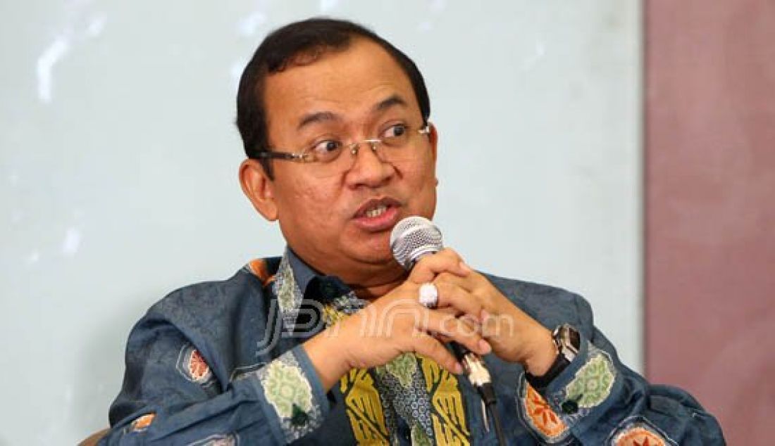 Wakil Ketua Umum DPP Partai Golkar versi Munas Jakarta, Priyo Budi Santoso saat berbicara pada diskusi legislasi menjelang Munaslub Partai Golkar, Jakarta, Kamis (25/2). Foto: Hendra/Jawa Pos/JPNN.com - JPNN.com