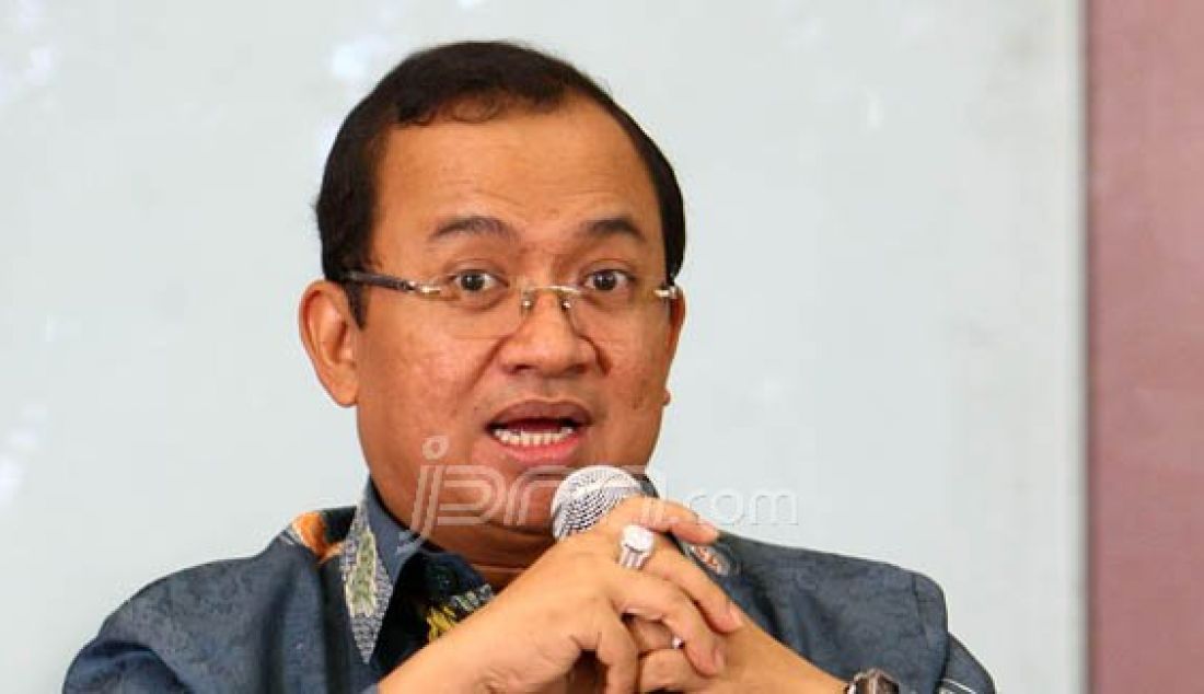 Wakil Ketua Umum DPP Partai Golkar versi Munas Jakarta, Priyo Budi Santoso saat berbicara pada diskusi legislasi menjelang Munaslub Partai Golkar, Jakarta, Kamis (25/2). Foto: Hendra/Jawa Pos/JPNN.com - JPNN.com