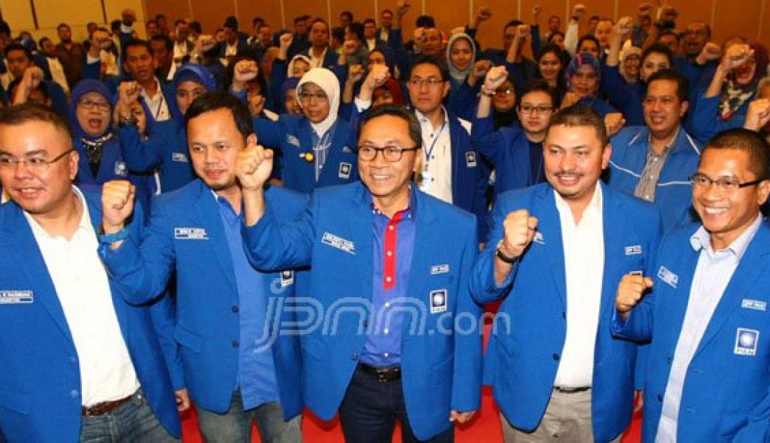 Ketua Umum PAN, Zulkifli Hasan bersama Sekjen Edi Soeparno (kanan), Ketua DPP PAN Yandri Susanto (dua dari kanan), Ketua Fraksi PAN DPR Mulfachri Harahap (tiga dari kanan), dan Walikota Bogor Bima Arya saat pembukan Latihan Kader Amanat Utama di Sentul, Bogor, Jumat (26/2). Foto: Hendra/Jawa Pos/JPNN.com - JPNN.com