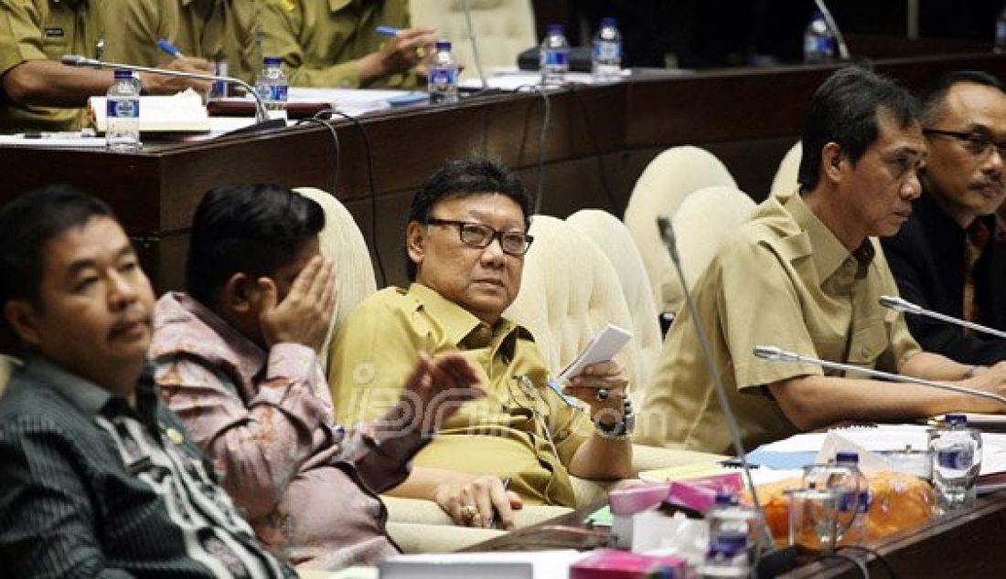 Menteri Dalam Negeri (Mendagri) Tjahjo Kumolo mengikuti rapat kerja dengan Komisi II DPR, Jakarta, Senin (29/2). Rapat tersebut membahas Rancangan Peraturan Pemerintah (RPP) Desain Besar Penataan Daerah (DESARTADA). Foto: Ricardo/JPNN.com - JPNN.com