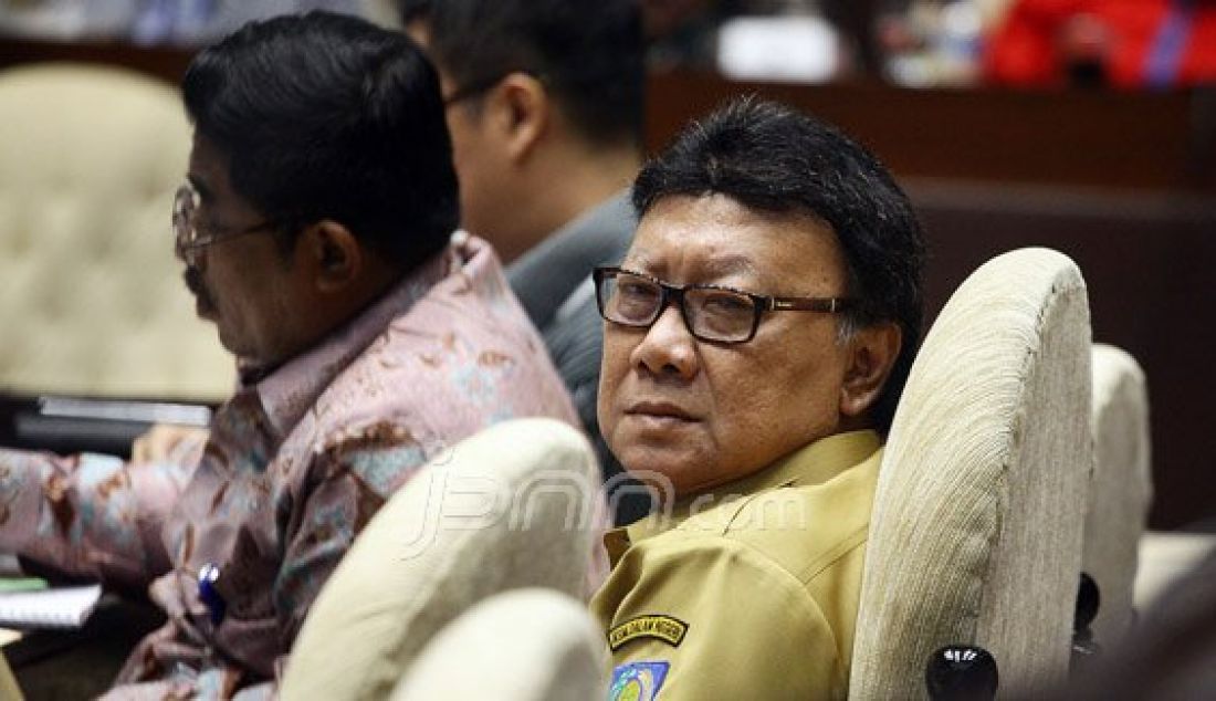 Menteri Dalam Negeri (Mendagri) Tjahjo Kumolo mengikuti rapat kerja dengan Komisi II DPR, Jakarta, Senin (29/2). Rapat tersebut membahas Rancangan Peraturan Pemerintah (RPP) Desain Besar Penataan Daerah (DESARTADA). Foto: Ricardo/JPNN.com - JPNN.com