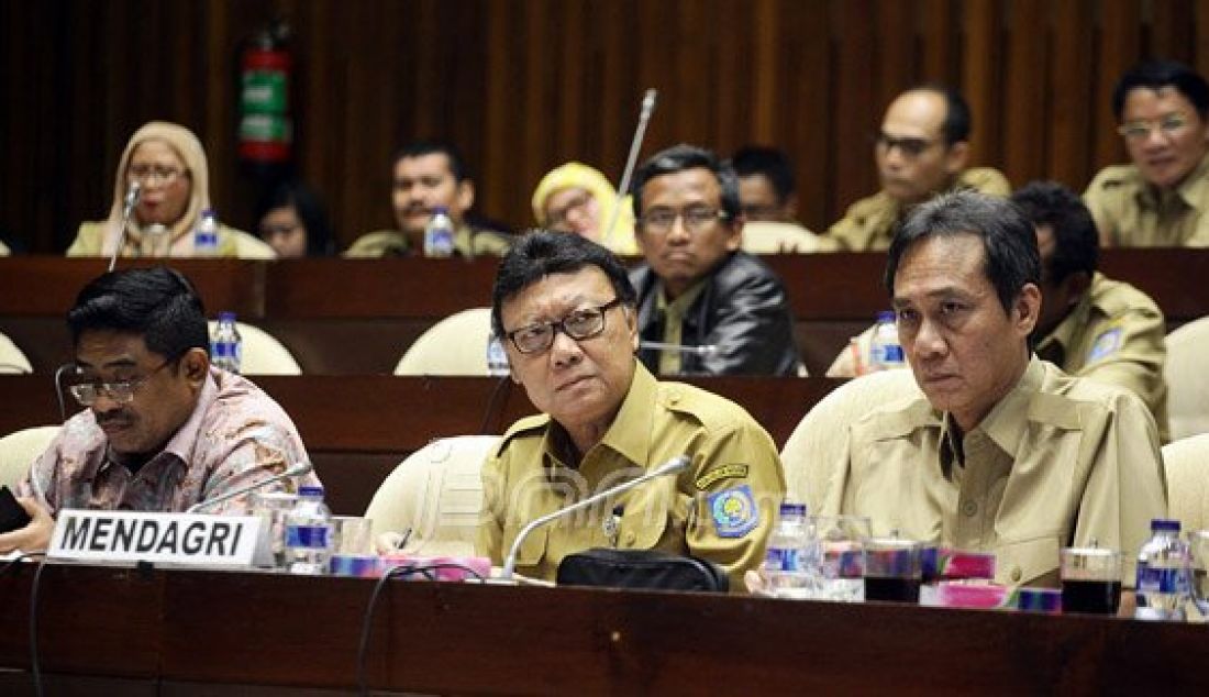 Menteri Dalam Negeri (Mendagri) Tjahjo Kumolo mengikuti rapat kerja dengan Komisi II DPR, Jakarta, Senin (29/2). Rapat tersebut membahas Rancangan Peraturan Pemerintah (RPP) Desain Besar Penataan Daerah (DESARTADA). Foto: Ricardo/JPNN.com - JPNN.com