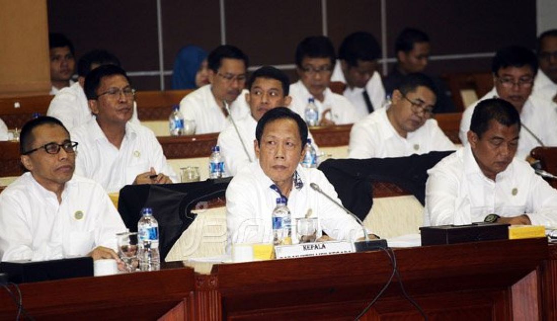 Kepala Badan Intelijen Negara Sutiyoso mengikuti rapat kerja dengan Komisi I DPR, Jakarta, Senin (29/2). Rapat tersebut membahas program kerja BIN Tahun Ajaran 2016. Foto: Ricardo/JPNN.com - JPNN.com