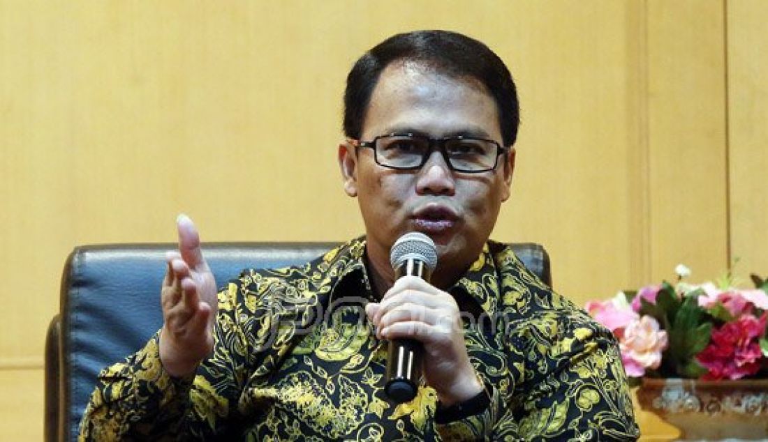 Pimpinan Badan Sosialisasi MPR Ahmad Basarah pada dialog Pilar Negara, Jakarta, Senin (29/2). Dialog membahas wacana dihidupkannya kembali Garis- garis Besar Haluan Negara (GBHN) sebagai landasan pembangunan jangka panjang. Foto: Ricardo/JPNN.com - JPNN.com