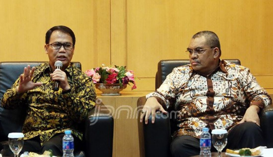 Pimpinan Badan Sosialisasi MPR Ahmad Basarah dan Ketua Fraksi PPP Irgan Chairul Mahfiz pada dialog Pilar Negara, Jakarta, Senin (29/2). Dialog membahas wacana dihidupkannya kembali Garis- garis Besar Haluan Negara (GBHN) sebagai landasan pembangunan jangka panjang. Foto: Ricardo/JPNN.com - JPNN.com