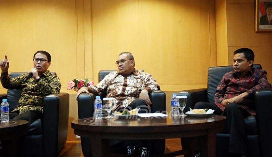 (Kiri) Pimpinan Badan Sosialisasi MPR Ahmad Basarah, Ketua Fraksi PPP Irgan Chairul Mahfiz, dan Sekjen MPR Ma'ruf Cahyono pada dialog Pilar Negara, Jakarta, Senin (29/2). Dialog membahas wacana dihidupkannya kembali Garis- garis Besar Haluan Negara (GBHN) sebagai landasan pembangunan jangka panjang. Foto: Ricardo/JPNN.com - JPNN.com