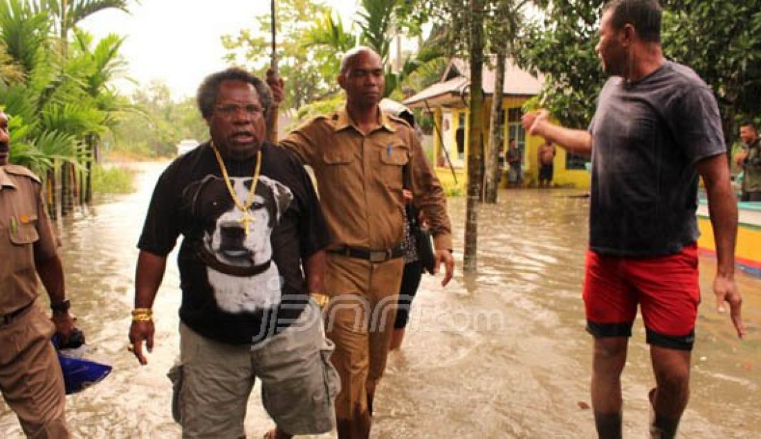 Bupati Mimika, Eltinus Omaleng, SE saat meninjau lokasi banjir yang menggenangi rumah warga di Kelurahan Inauga, Senin (29/2). Foto: Selviani/Radar Timika/JPNN.com - JPNN.com