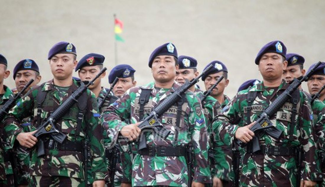 Panglima TNI Jenderal TNI Gatot Nurmantyo memimpin apel pengamanan VVIP jelang Konferensi Tingkat Tinggi Luar Biasa Organisasi Kerjasama Islam (KTT OKI) di silang Monas, Jakarta, Selasa (1/3). Sebanyak 10.150 personel TNI akan diterjunkan untuk mengamankan KTT OKI yang berlangsung pada 6-7 Maret di Jakarta. Foto: Ricardo/JPNN.com - JPNN.com