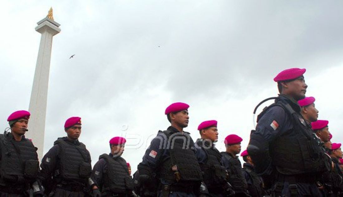 Panglima TNI Jenderal TNI Gatot Nurmantyo memimpin apel pengamanan VVIP jelang Konferensi Tingkat Tinggi Luar Biasa Organisasi Kerjasama Islam (KTT OKI) di silang Monas, Jakarta, Selasa (1/3). Sebanyak 10.150 personel TNI akan diterjunkan untuk mengamankan KTT OKI yang berlangsung pada 6-7 Maret di Jakarta. Foto: Ricardo/JPNN.com - JPNN.com