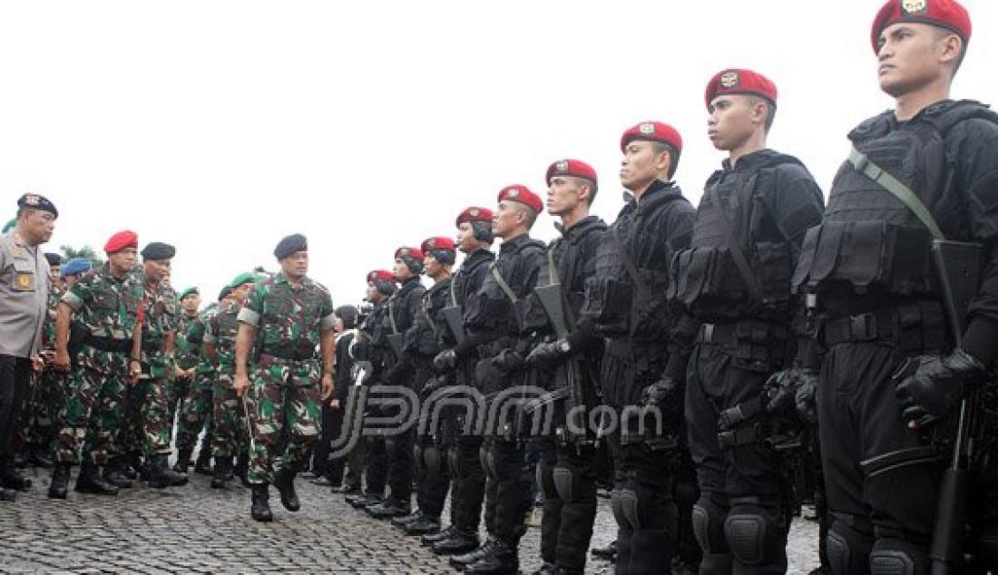 Panglima TNI Jenderal TNI Gatot Nurmantyo memimpin apel pengamanan VVIP jelang Konferensi Tingkat Tinggi Luar Biasa Organisasi Kerjasama Islam (KTT OKI) di silang Monas, Jakarta, Selasa (1/3). Sebanyak 10.150 personel TNI akan diterjunkan untuk mengamankan KTT OKI yang berlangsung pada 6-7 Maret di Jakarta. Foto: Ricardo/JPNN.com - JPNN.com