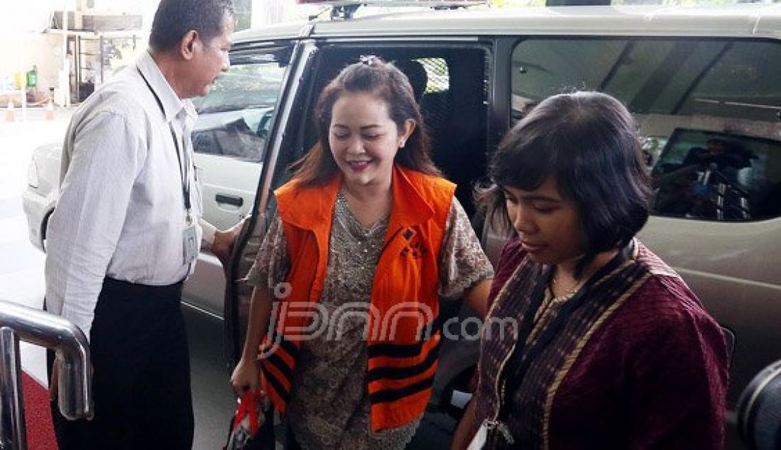 Julia Prasetyarini menjalani pemeriksaan lanjutan di gedung KPK, Kuningan, Jakarta, Selasa (1/3). Julia diperiksa sebagai saksi dalam kasus anggota Komisi V Fraksi PDI Perjuangan, Damayanti Wisnu Putranti terkait dugaan suap terkait proyek Kementerian Pekerjaan Umum dan Perumahan Rakyat (Kempupera). Foto: Ricardo/JPNN.com - JPNN.com