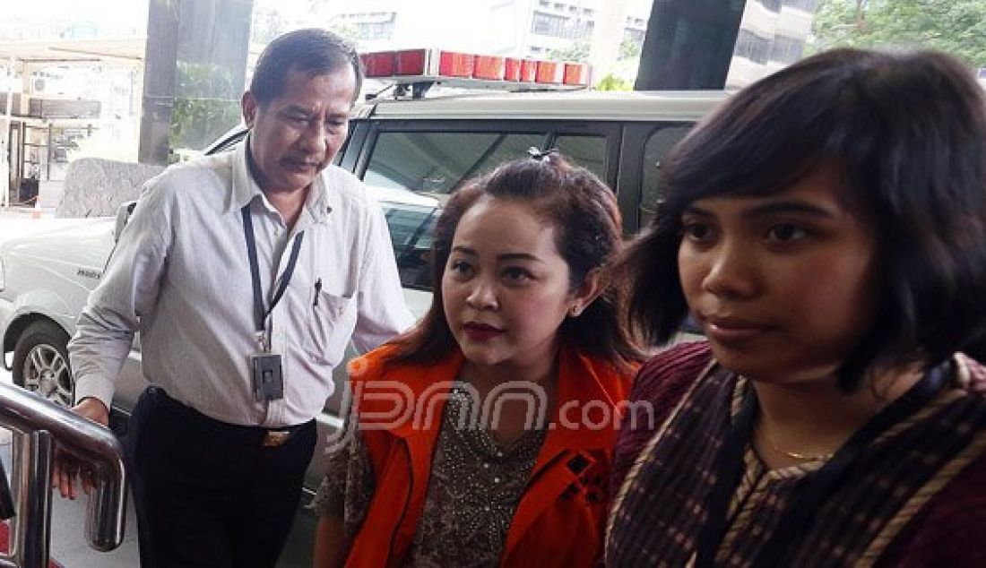 Julia Prasetyarini menjalani pemeriksaan lanjutan di gedung KPK, Kuningan, Jakarta, Selasa (1/3). Julia diperiksa sebagai saksi dalam kasus anggota Komisi V Fraksi PDI Perjuangan, Damayanti Wisnu Putranti terkait dugaan suap terkait proyek Kementerian Pekerjaan Umum dan Perumahan Rakyat (Kempupera). Foto: Ricardo/JPNN.com - JPNN.com