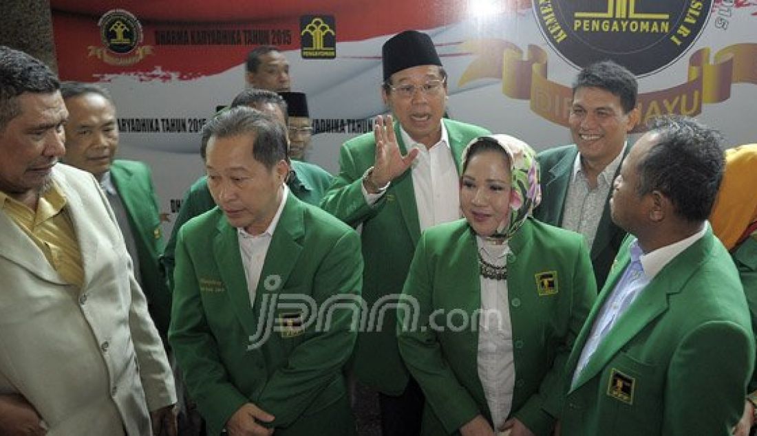 Ketua Umum PPP Djan Faridz didampingi tokoh senior dan pengurus PPP Muktamar Jakarta memberikan keterangan seusai menemui Menteri Hukum dan HAM Yasonna Laoly di Gedung Kementerian HUKUM dan HAM Jakarta, Selasa (1/3). Kedatangan pengurus PPP ini untuk berdiskusi langsung dengan Menteri terkait perkembangan islah PPP yang akan dilakukan bersama oleh dua kubu. Foto : Ricardo/JPNN.com - JPNN.com