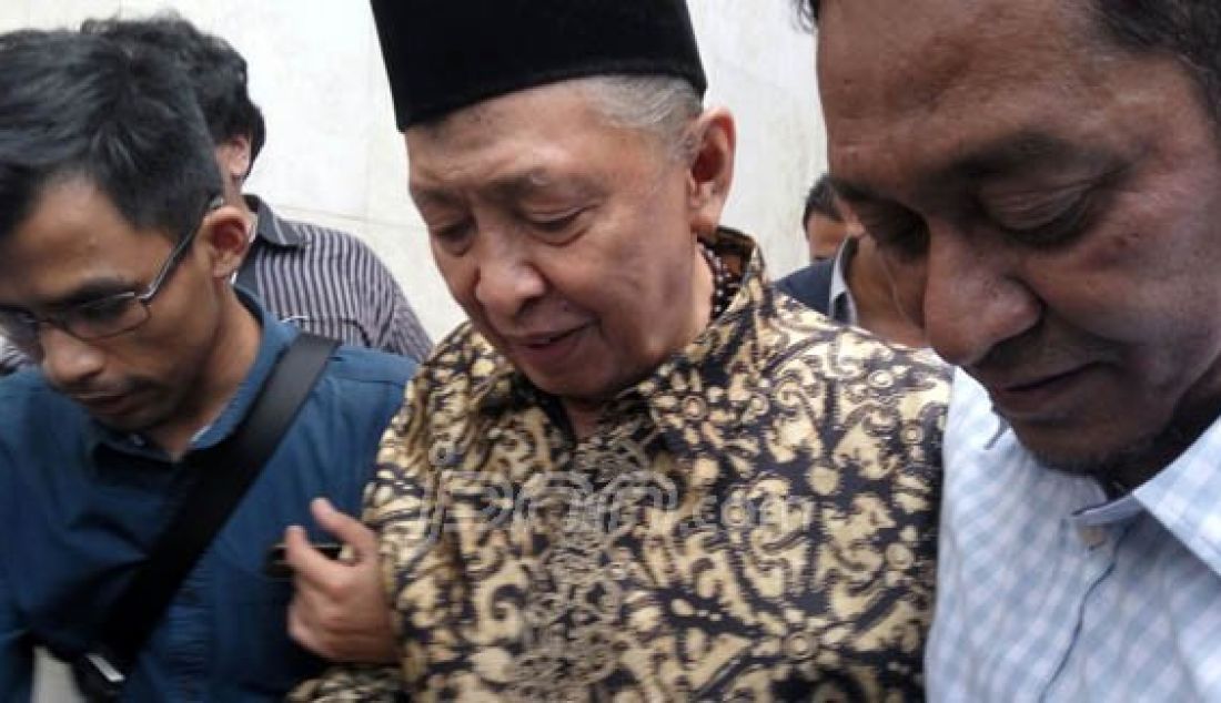 Wakil Presiden ke-9 Hamzah Haz usai menjenguk putranya Fanny Syafriansyah alias Ivan Haz di rutan, Rabu (2/3). Ivan Haz ditahan karena kasus kekerasan dalam rumah tangga &acirc;€Ž(KDRT) yang dilaporkan oleh pembantunya T (20). Foto: Mg4/JPNN.com - JPNN.com