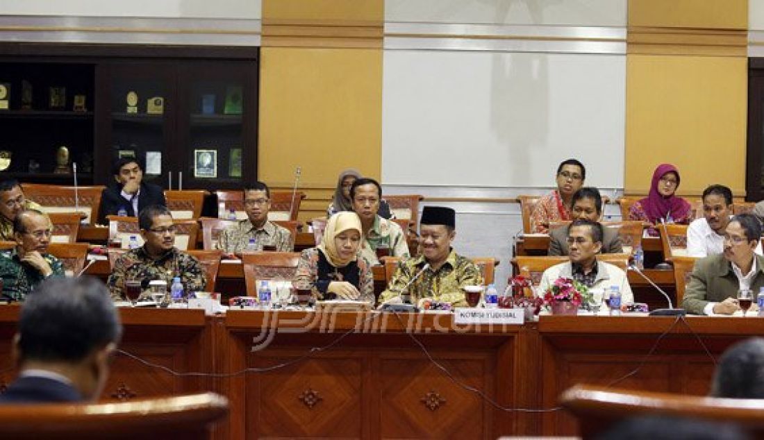 Ketua Komisi Yudisial (KY) Aidul Fitriciada Azhari mengikuti rapat konsultasi dengan Komisi III DPR, Jakarta, Rabu (2/3). Rapat tersebut memberikan penjelasan terkait Legislasi dan Pengawasan. Foto: Ricardo/JPNN.com - JPNN.com