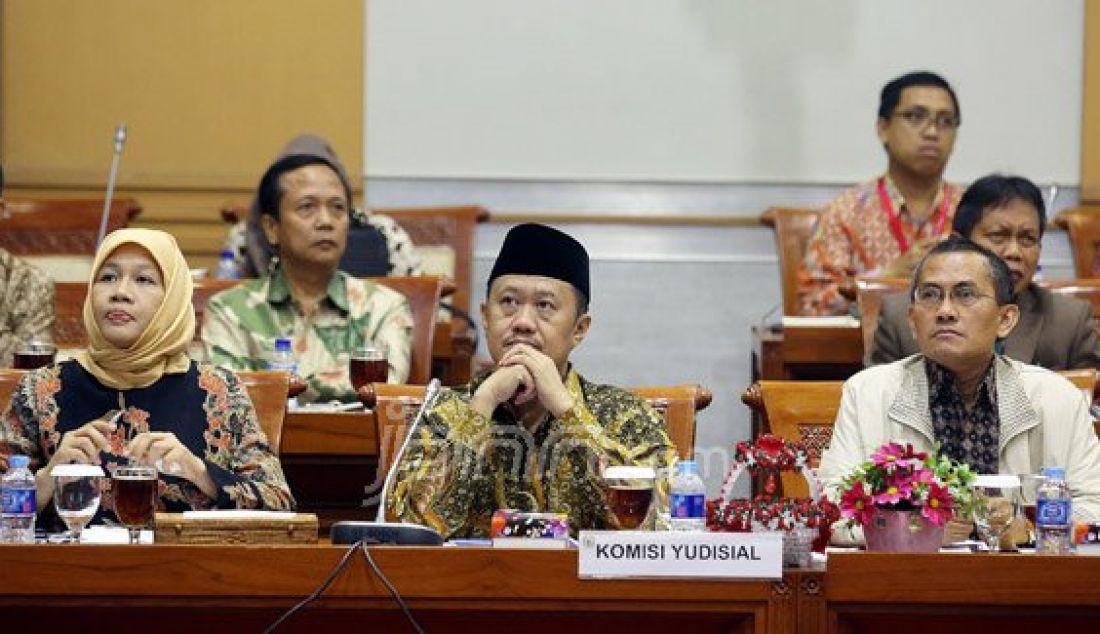 Ketua Komisi Yudisial (KY) Aidul Fitriciada Azhari mengikuti rapat konsultasi dengan Komisi III DPR, Jakarta, Rabu (2/3). Rapat tersebut memberikan penjelasan terkait Legislasi dan Pengawasan. Foto: Ricardo/JPNN.com - JPNN.com