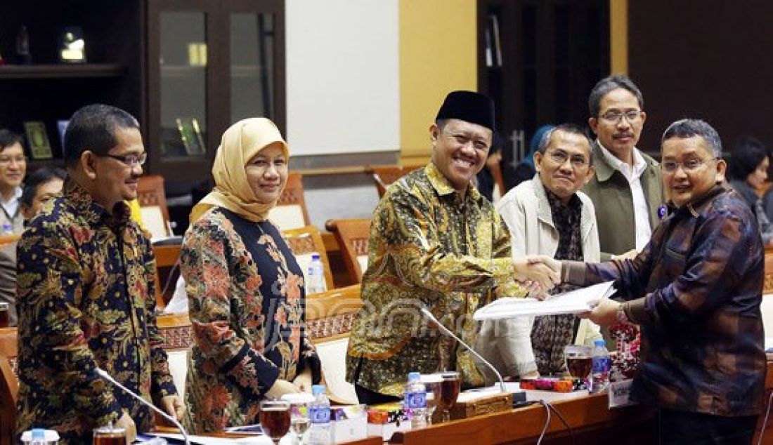 Ketua Komisi Yudisial (KY) Aidul Fitriciada Azhari mengikuti rapat konsultasi dengan Komisi III DPR, Jakarta, Rabu (2/3). Rapat tersebut memberikan penjelasan terkait Legislasi dan Pengawasan. Foto: Ricardo/JPNN.com - JPNN.com