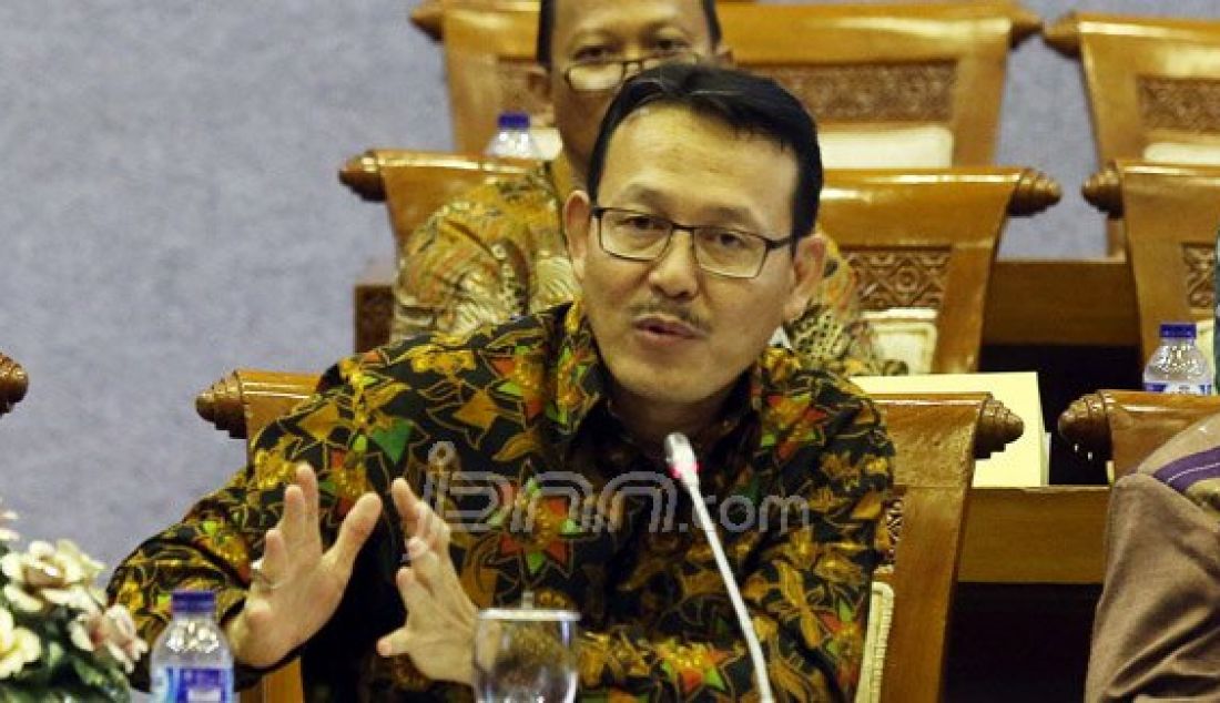 Direktur Utama Badan Penyelenggara Jaminan Sosial (BPJS) Kesehatan Fachmi Idris saat mengikuti rapat dengar pendapat dengan Komisi IX Jakarta, Rabu (2/3). Rapat membahas berbagai isu-isu jaminan sosial, diantaranya permasalahan BPJS yang tidak terlayani dengan baik dan kesadaran membayar BPJS. Foto: Ricardo/JPNN.com - JPNN.com