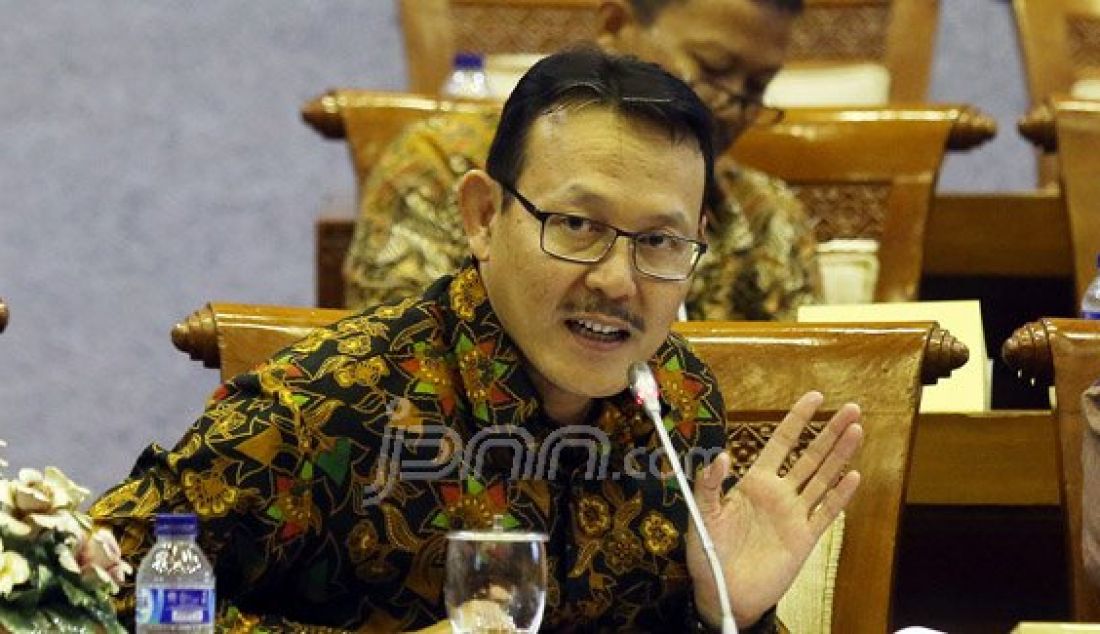 Direktur Utama Badan Penyelenggara Jaminan Sosial (BPJS) Kesehatan Fachmi Idris saat mengikuti rapat dengar pendapat dengan Komisi IX Jakarta, Rabu (2/3). Rapat membahas berbagai isu-isu jaminan sosial, diantaranya permasalahan BPJS yang tidak terlayani dengan baik dan kesadaran membayar BPJS. Foto: Ricardo/JPNN.com - JPNN.com