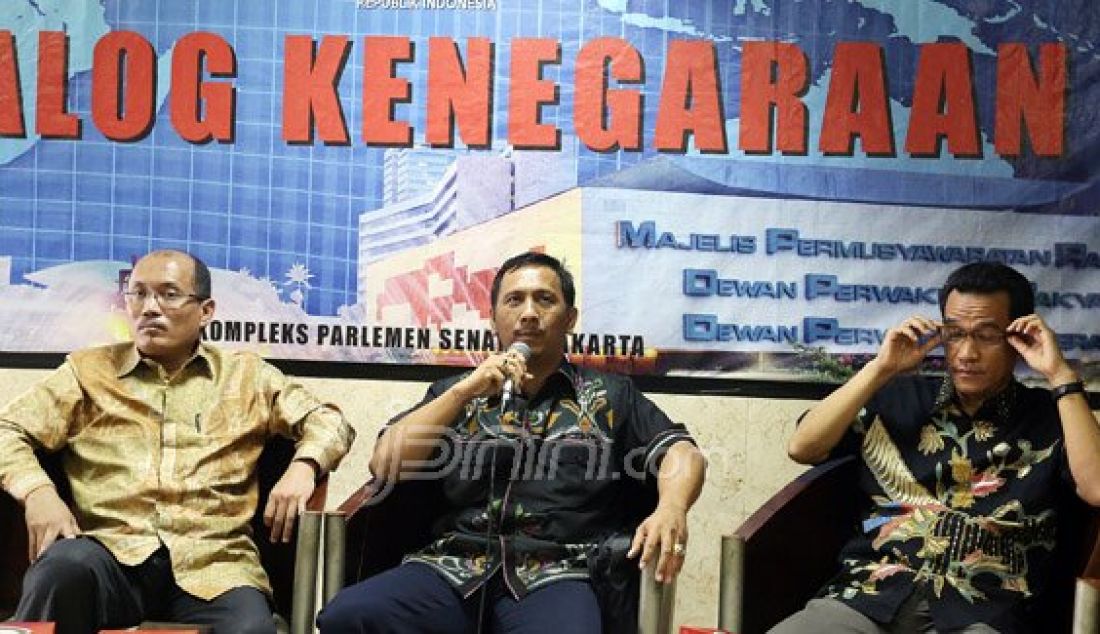 (Kiri) Mantan Kepala Pusat Pengkajian Kemajelisan MPR Janedri M Gaffar, Anggota DPD I Gede Pasek Suardika dan Pengamat Hukum dan Tata Negara Refli Harun menjadi pembicara pada Dialog Kenegaraan dengan tema Revitalisasi DPD RI, Jakarta, Rabu (2/3). Foto: Ricardo/JPNN.com - JPNN.com