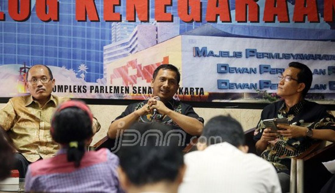 (Kiri) Mantan Kepala Pusat Pengkajian Kemajelisan MPR Janedri M Gaffar, Anggota DPD I Gede Pasek Suardika dan Pengamat Hukum dan Tata Negara Refli Harun menjadi pembicara pada Dialog Kenegaraan dengan tema Revitalisasi DPD RI, Jakarta, Rabu (2/3). Foto: Ricardo/JPNN.com - JPNN.com