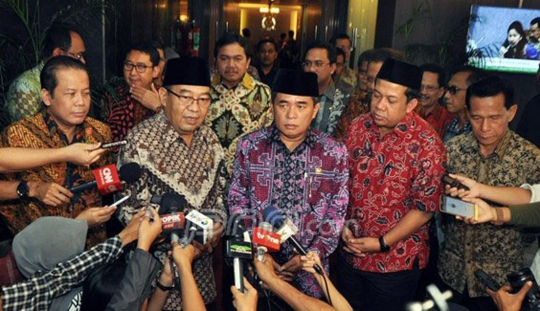 Pimpinan Badan Pemeriksa Keuangan (BPK) Harry Azhar Azis, Rizal Djalil bersama dengan Pimpinan DPR Ade Komaruddin, Fahri Hamzah dan Taufik Kurniawan usai melakukan pertemuan, Jakarta, Rabu (2/3). Pertemuan ini untuk menguatkan kedua lembaga dalam fungsi pengawasan. Foto: Ricardo/JPNN.com - JPNN.com