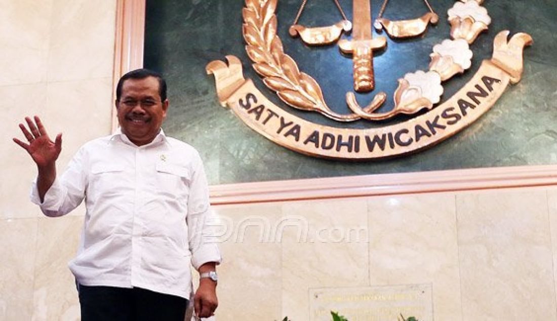 Jaksa Agung Prasetyo memberikan keterangan pers terkait kasus Pimpinan KPK Abraham Samad (AS) dan Bambang Widjojanto (BW) di Gedung Kejaksaan Agung, Jakarta, Kamis (3/3). Prasetyo mengkesampingkan kasus (deponering) AS dan BW dilakukan semata-mata demi kepentingan umum. Foto: Ricardo/JPNN.com - JPNN.com