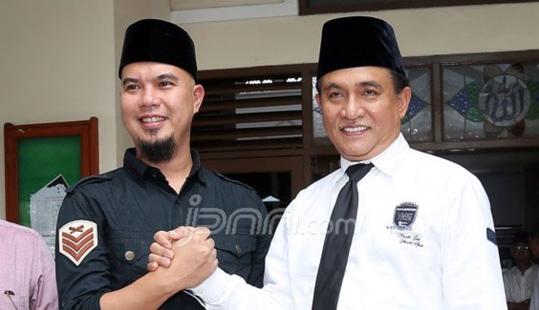 Bakal Calon Gubernur DKI Jakarta Ahmad Dhani saat bertemu dengan Bakal Calon Gubernur DKI Jakarta Yusril Ihza Mahendra di Kediaman Ahmad Dhani, Jakarta Selatan, Jumat (4/3). Mereka melakukan komunikasi politik untuk Pilgub DKI Jakarta 2017. Foto: Ricardo/JPNN.com - JPNN.com