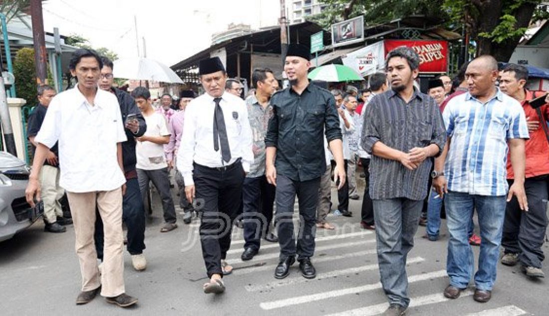 Bakal Calon Gubernur DKI Jakarta Ahmad Dhani saat bertemu dengan Bakal Calon Gubernur DKI Jakarta Yusril Ihza Mahendra di Kediaman Ahmad Dhani, Jakarta Selatan, Jumat (4/3). Mereka melakukan komunikasi politik untuk Pilgub DKI Jakarta 2017. Foto: Ricardo/JPNN.com - JPNN.com