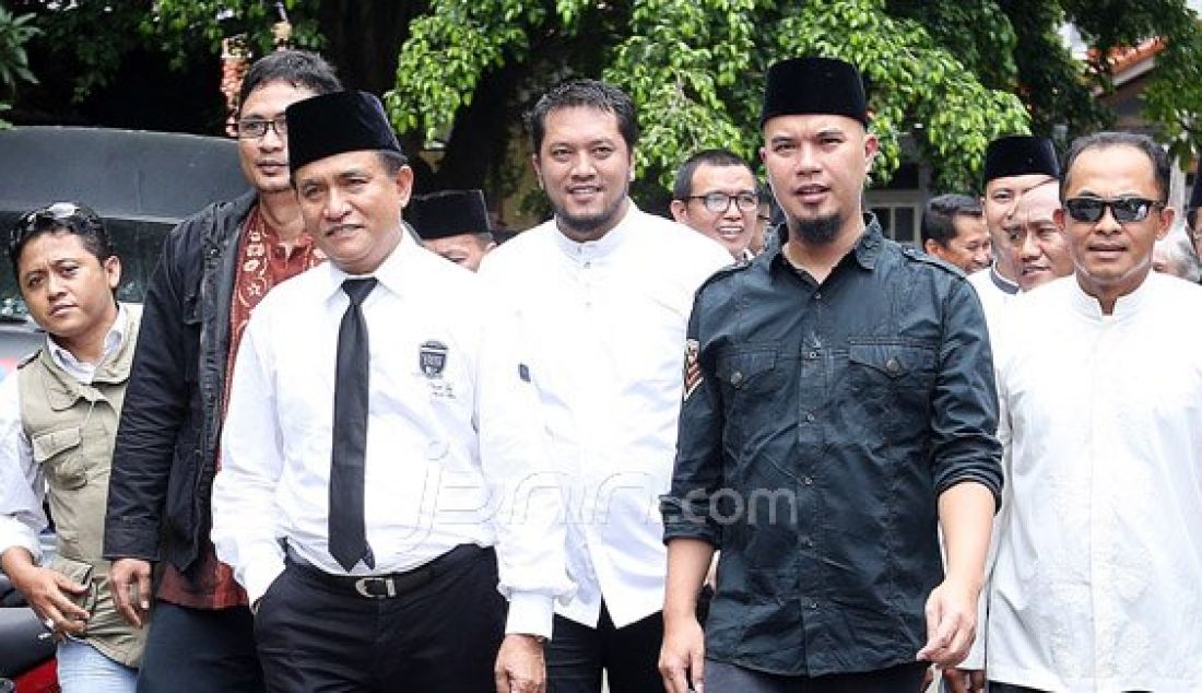 Bakal Calon Gubernur DKI Jakarta Ahmad Dhani saat bertemu dengan Bakal Calon Gubernur DKI Jakarta Yusril Ihza Mahendra di Kediaman Ahmad Dhani, Jakarta Selatan, Jumat (4/3). Mereka melakukan komunikasi politik untuk Pilgub DKI Jakarta 2017. Foto: Ricardo/JPNN.com - JPNN.com