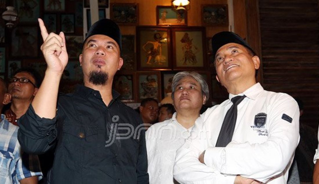 Bakal Calon Gubernur DKI Jakarta Ahmad Dhani saat bertemu dengan Bakal Calon Gubernur DKI Jakarta Yusril Ihza Mahendra di Kediaman Ahmad Dhani, Jakarta Selatan, Jumat (4/3). Mereka melakukan komunikasi politik untuk Pilgub DKI Jakarta 2017. Foto: Ricardo/JPNN.com - JPNN.com