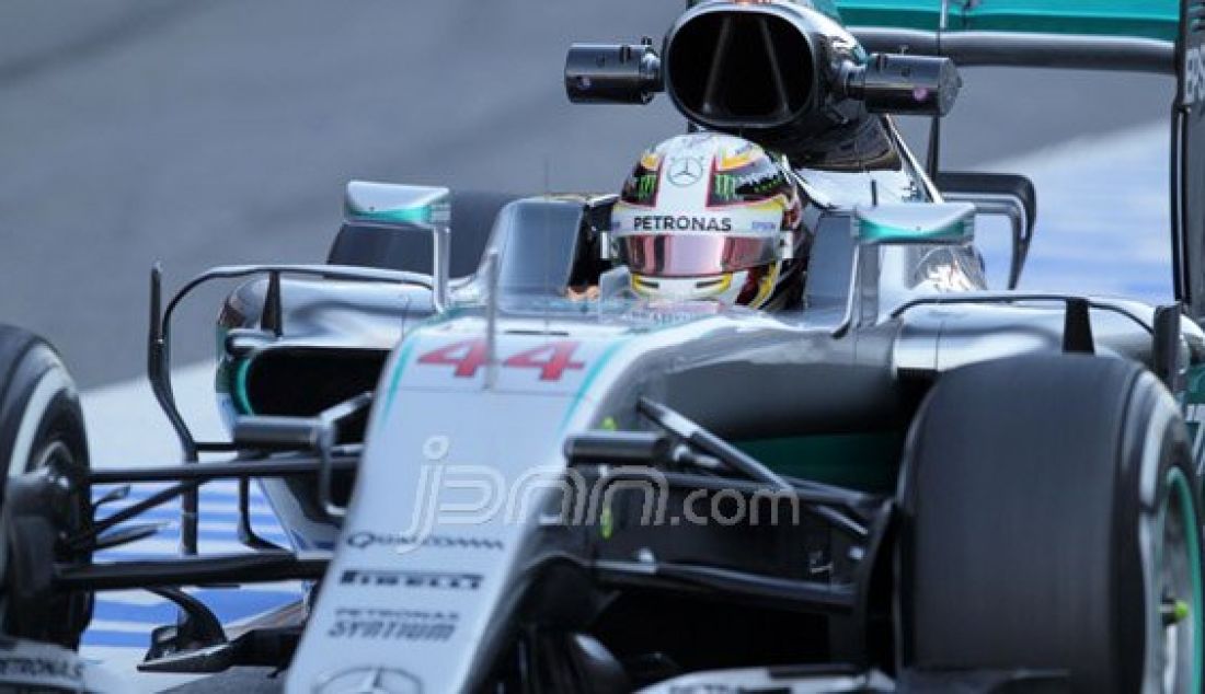 Pembalap Formula One, Hamilton saat sesi ujicoba hari terakhir di sirkuit Barcelona. Foto: Raka/Jawa Pos/JPNN.com - JPNN.com
