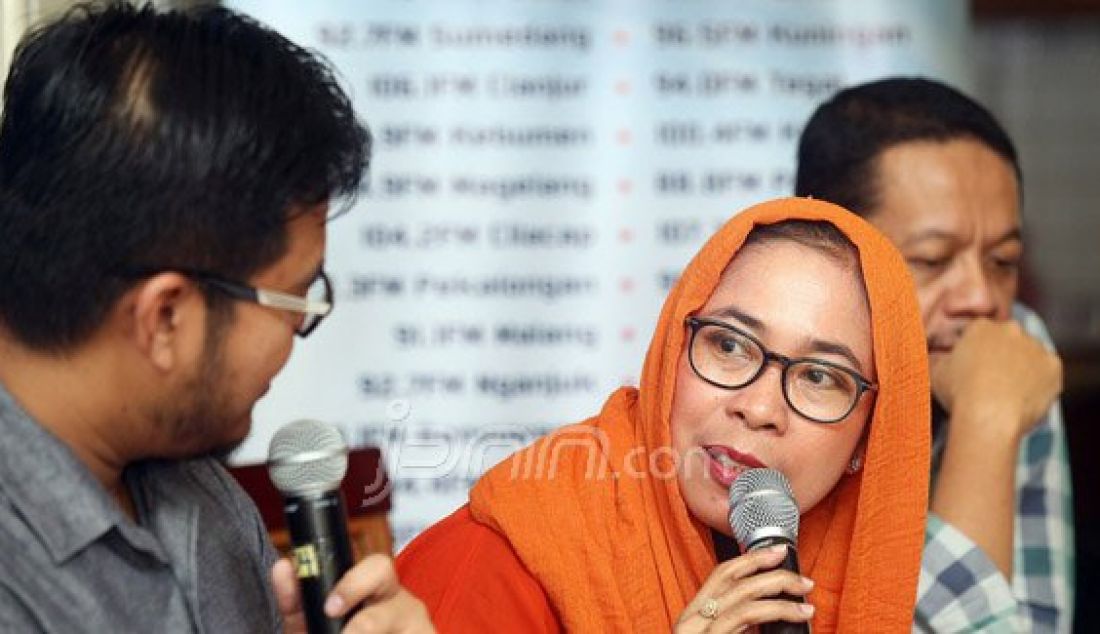 Anggota DPR Fraksi PDIP Dwi Ria Latifa menjadi pembicara pada diskusi bertema Menteri Ribut Bikin Ribet di Jakarta, Sabtu (5/3). Foto: Ricardo/JPNN.com - JPNN.com