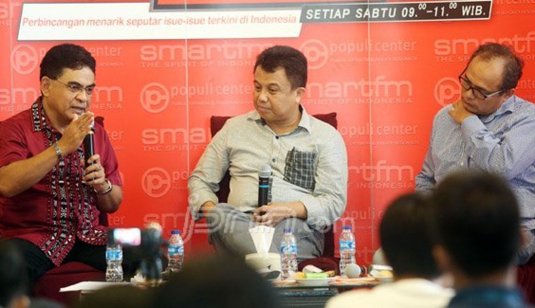 Ketua DPP PDIP Andreas Pereira menjadi pembicara pada diskusi bertema Para Menteri Bertikai, Apa Langkah Presiden Jokowi? di Jakarta, Sabtu (5/3). Foto: Ricardo/JPNN.com - JPNN.com