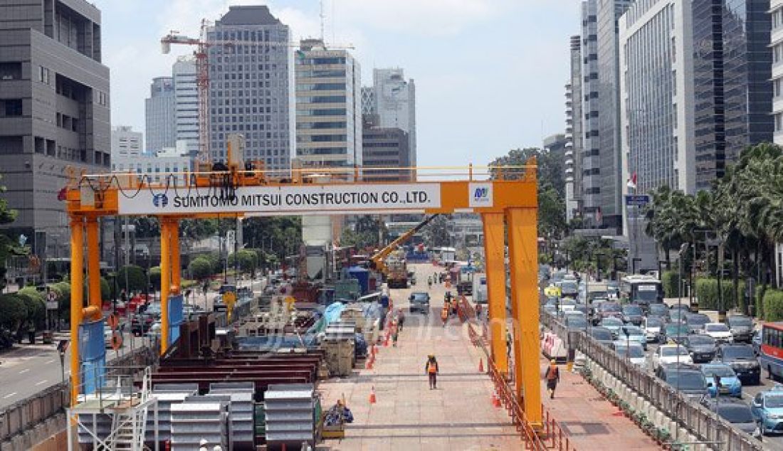 Pekerja menyelesaikan pembangunan infrastruktur jalur Rapid Transit (MRT) di Jalan MH Thamrin, Jakarta, Sabtu (5/3). Presiden Joko Widodo menjamin tidak akan ada pengurangan belanja infrastruktur meski kemungkinan target penerimaan pada tahun ini tidak tercapai. Foto: Ricardo/JPNN.com - JPNN.com