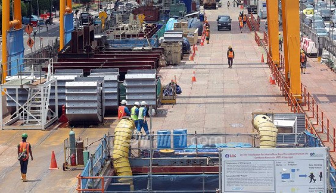 Pekerja menyelesaikan pembangunan infrastruktur jalur Rapid Transit (MRT) di Jalan MH Thamrin, Jakarta, Sabtu (5/3). Presiden Joko Widodo menjamin tidak akan ada pengurangan belanja infrastruktur meski kemungkinan target penerimaan pada tahun ini tidak tercapai. Foto: Ricardo/JPNN.com - JPNN.com