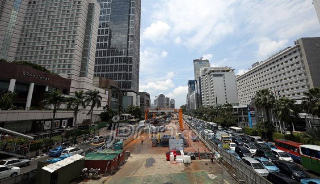 Pekerja menyelesaikan pembangunan infrastruktur jalur Rapid Transit (MRT) di Jalan MH Thamrin, Jakarta, Sabtu (5/3). Presiden Joko Widodo menjamin tidak akan ada pengurangan belanja infrastruktur meski kemungkinan target penerimaan pada tahun ini tidak tercapai. Foto: Ricardo/JPNN.com - JPNN.com