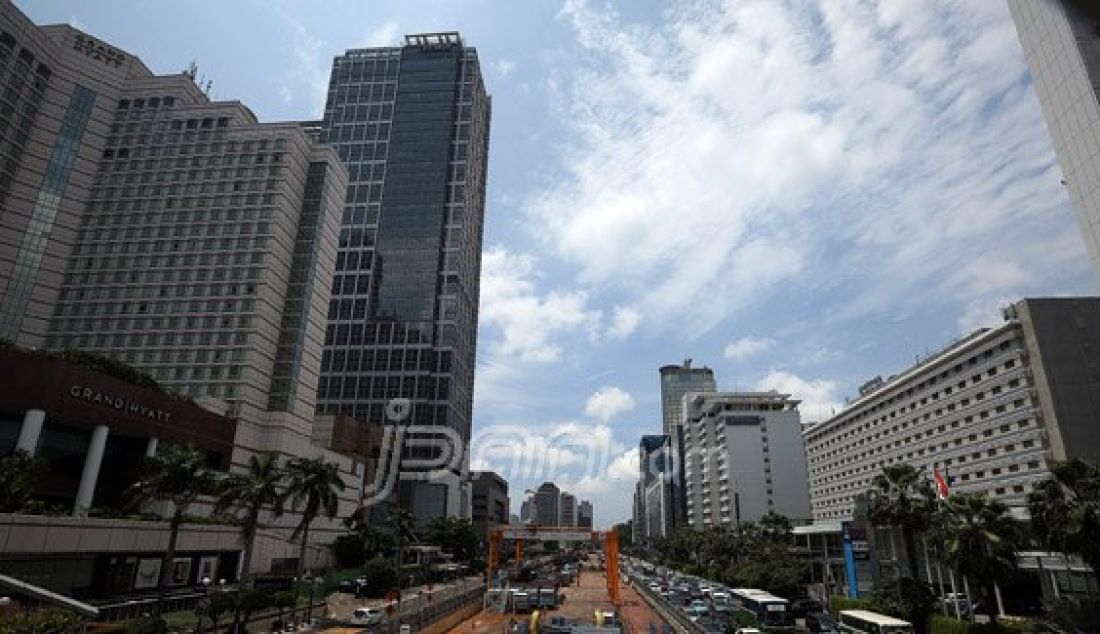 Pekerja menyelesaikan pembangunan infrastruktur jalur Rapid Transit (MRT) di Jalan MH Thamrin, Jakarta, Sabtu (5/3). Presiden Joko Widodo menjamin tidak akan ada pengurangan belanja infrastruktur meski kemungkinan target penerimaan pada tahun ini tidak tercapai. Foto: Ricardo/JPNN.com - JPNN.com