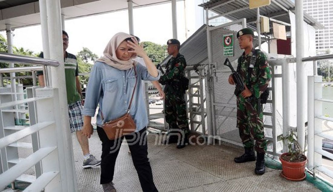 Personil TNI AD saat berjaga di Atas Jembatan Penyebrangan Orang (JPO) Bundaran HI, Jakarta, Sabtu (5/3). Penjagaan pusat kota diperketat menjelang pelaksanaan Konferensi Tingkat Tinggi Luar Biasa Organisasi Konferensi Islam (OKI) selama dua hari di JCC Senayan pada 6-7 Maret. Foto: Ricardo/JPNN.com - JPNN.com