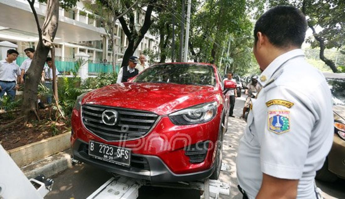 Dinas Perhubungan (Dishub) DKI Jakarta menderek mobil yang kedapatan parkir sembarang di Jalan Gereja Theresia, Jakarta Pusat, Senin (7/3). Foto: Ricardo/JPNN.com - JPNN.com