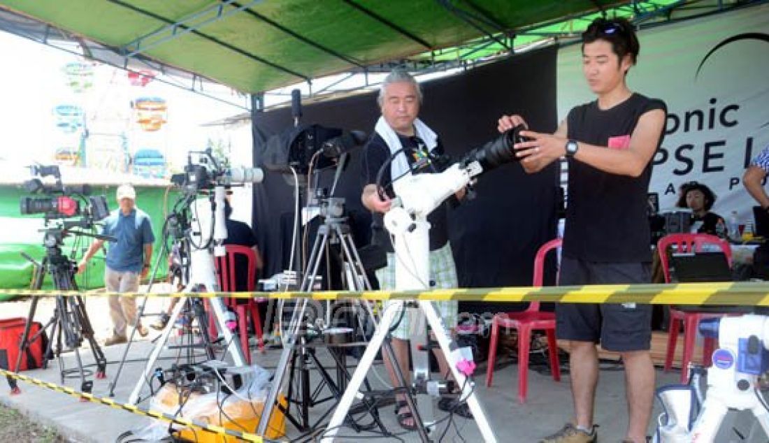 Peneliti dan turis dari negara Jepang mulai mempersiapkan sejumlah alat guna mengabadikan fenomena Gerhana Matahari Total (GMT), Senin (7/3). Mini studio juga didirikan untuk siaran langsung melalui live streaming di pelabuhan Dodoku Ali Ternate. Foto: Erwin/Malut Pos/JPNN.com - JPNN.com