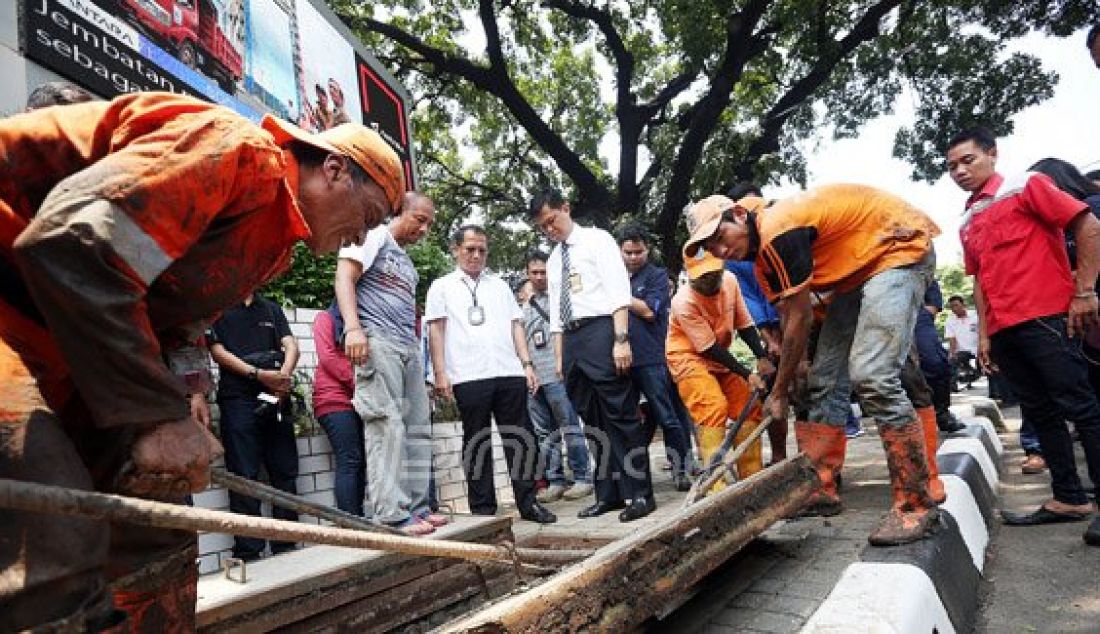 Direktur Kriminal Khusus Polda Metro Jaya Kombes Mujiono saat menyelidiki temuan bungkusan kabel di gorong-gorong Jl Medan Merdeka Selatan, Jakarta, Senin (7/3). Foto: Ricardo/JPNN.com - JPNN.com