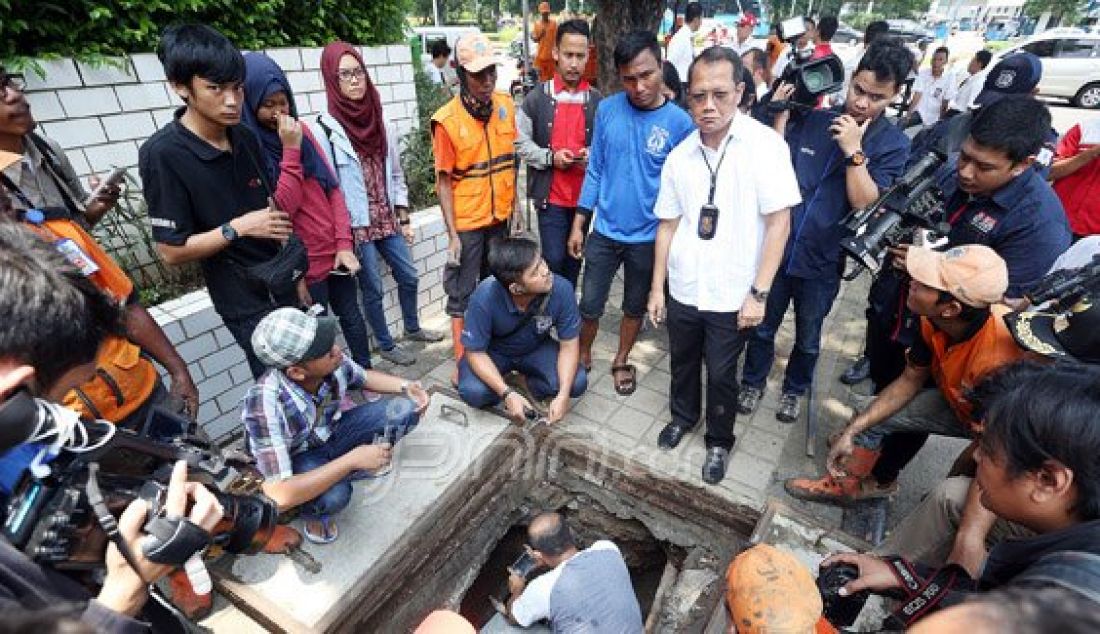 Direktur Kriminal Khusus Polda Metro Jaya Kombes Mujiono saat menyelidiki temuan bungkusan kabel di gorong-gorong Jl Medan Merdeka Selatan, Jakarta, Senin (7/3). Foto: Ricardo/JPNN.com - JPNN.com